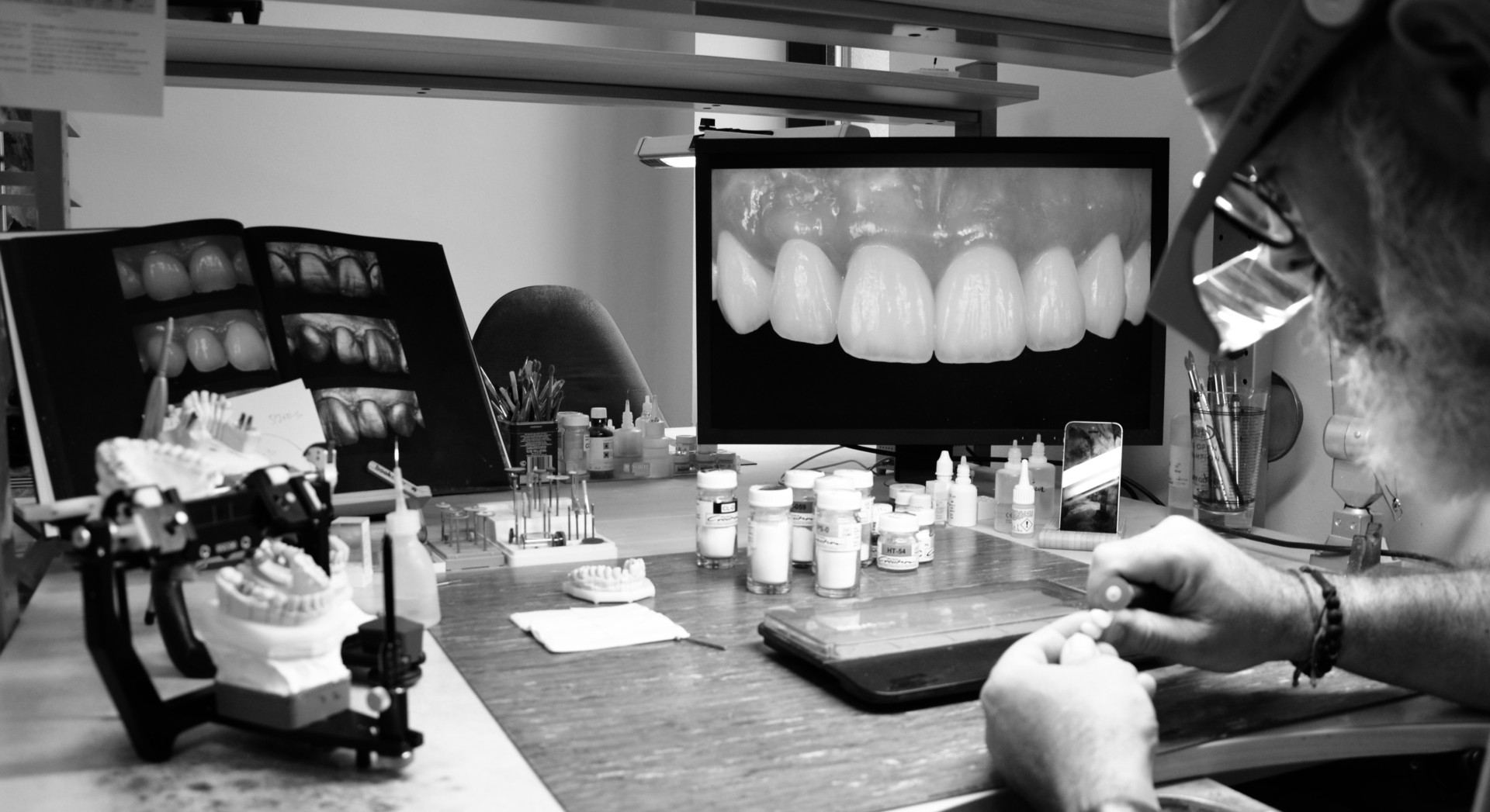 Fogtechnikus munka közben az Oral Design Janda laborban, Sopron